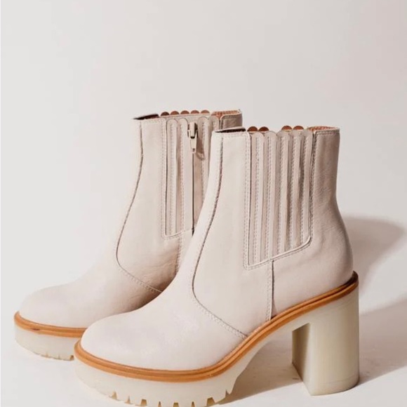 NIB SZ 7 The “Anastasia” paneled all-weather boot on beige, by Oasis Society😍 - Picture 3 of 6